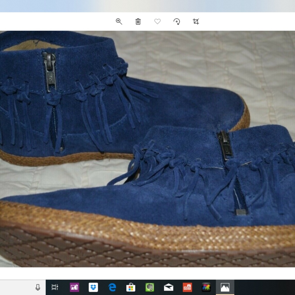 UGGS - mocassins size 6